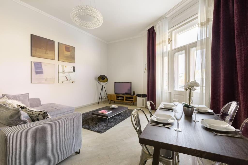 Designer Dream With Balcony At Vaci Street Apartment