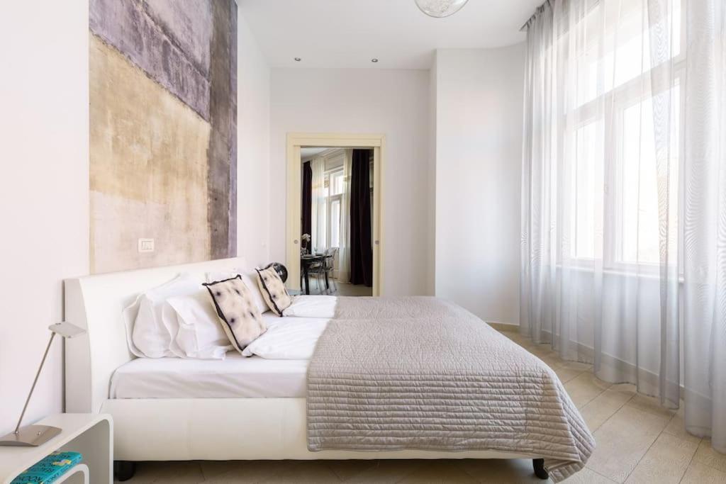 Designer Dream With Balcony At Vaci Street Apartment Budapest