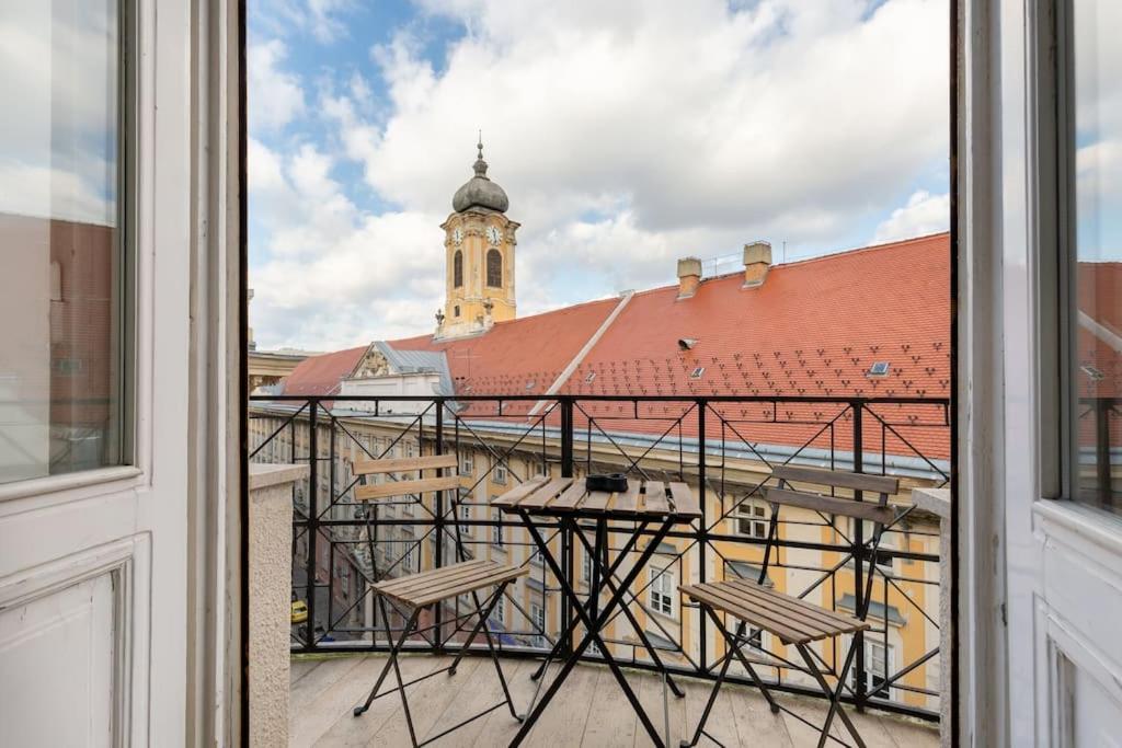 Designer Dream With Balcony At Vaci Street Apartment Budapest
