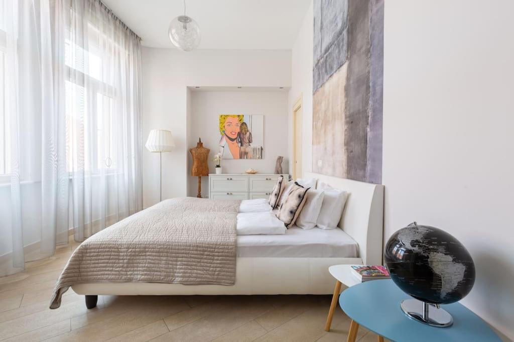 Designer Dream With Balcony At Vaci Street Apartment
