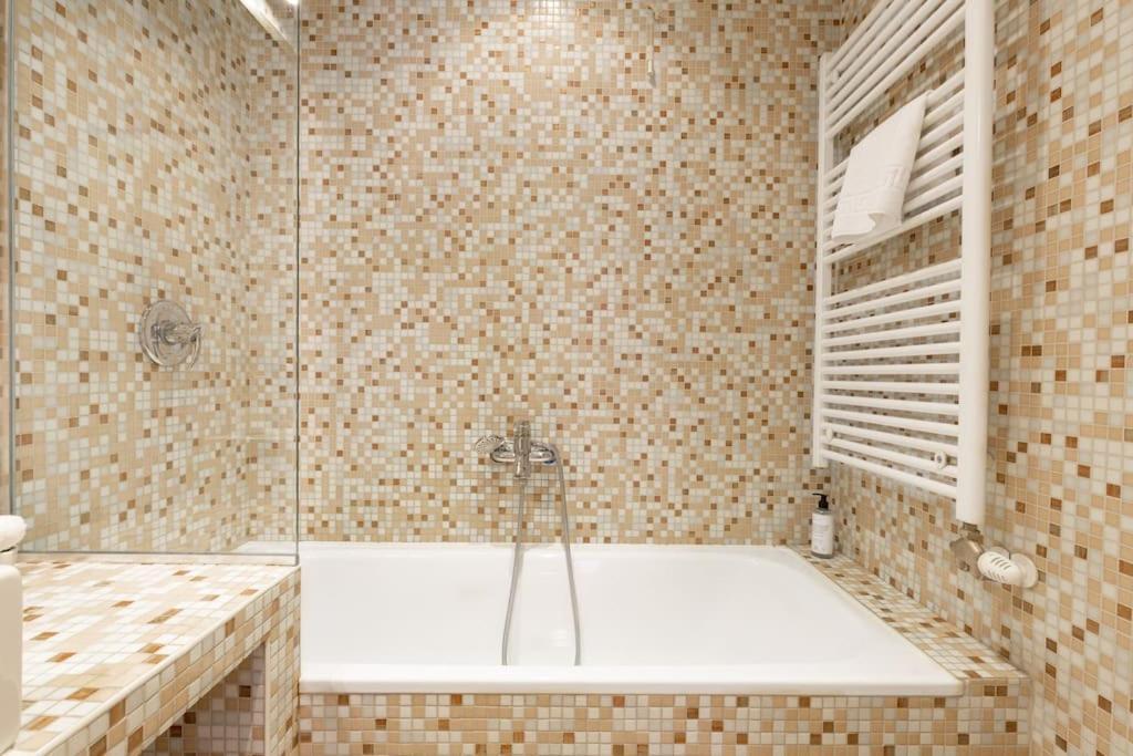 Apartment Designer Dream With Balcony At Vaci Street Budapest