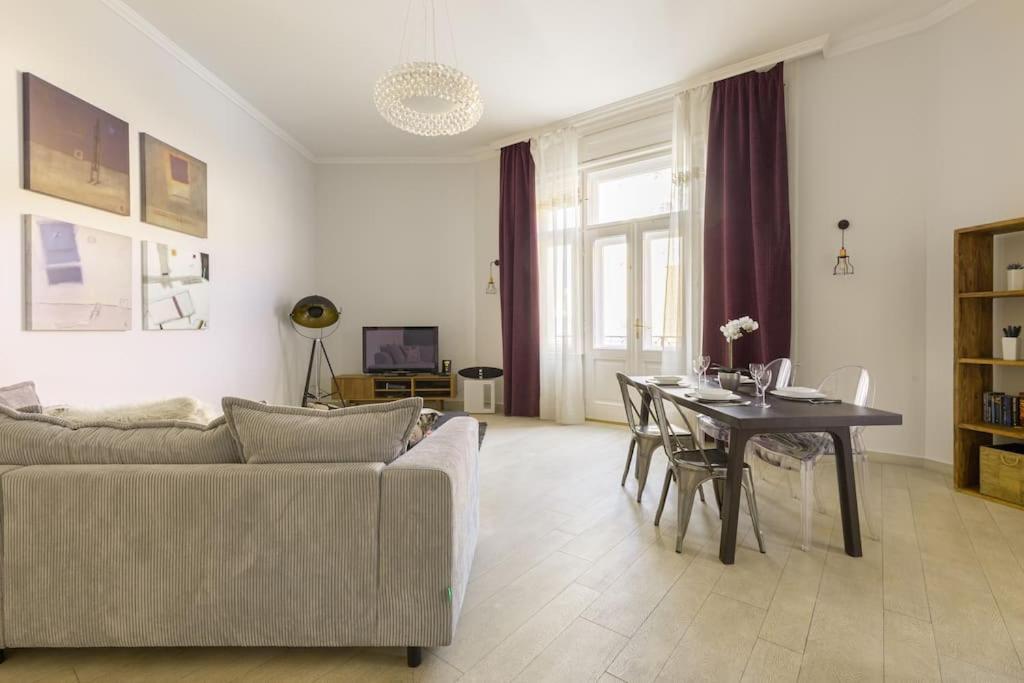 Designer Dream With Balcony At Vaci Street *